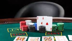 Pengguna mengakses panduan potable responsible gaming dari perangkat mobile
